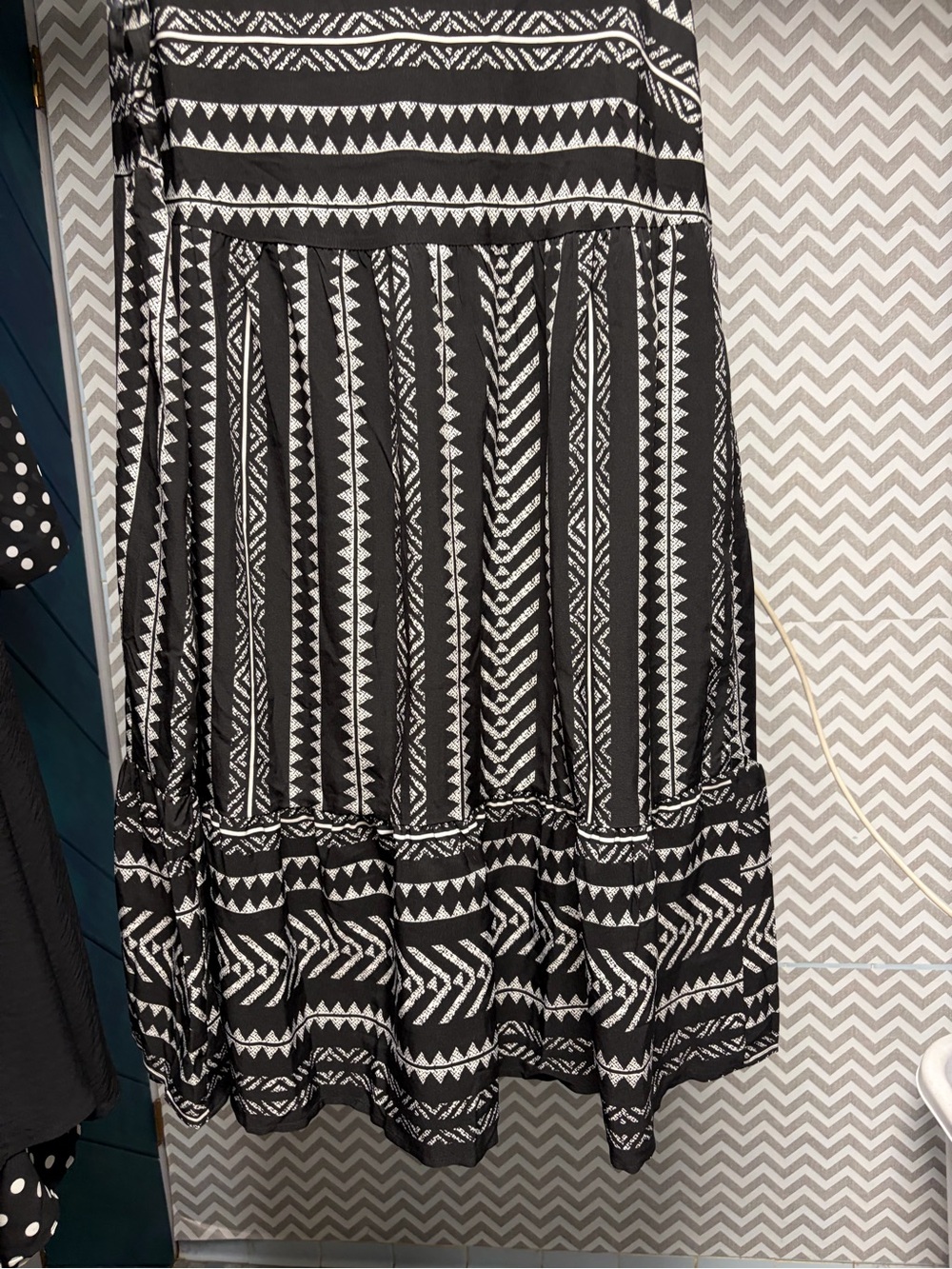 BloomChic Sleeveless Black & White Patterned V-Neck Dress - Picture 2 of 8